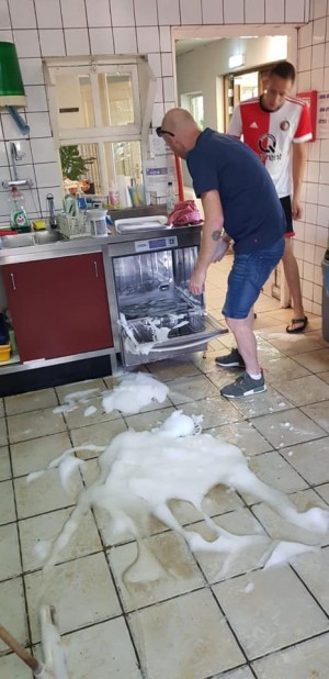 Kamp 2019, maandag 22 juli, afwas.jpg