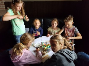 Kamp 2017 dinsdag 11 juli, knutselen.jpg